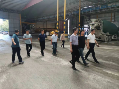 河南省信陽市生態(tài)環(huán)境局考察組到總公司商混生產基地觀摩調研